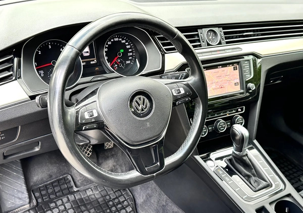 Volkswagen Passat cena 59999 przebieg: 200000, rok produkcji 2016 z Gdynia małe 596